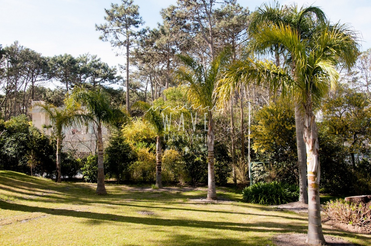 Casa ID.1218 - Alquiler Temporal de Moderna y Confortable casa de 5 dormitorios a pasos del Mar en La Barra, Punta del Este.