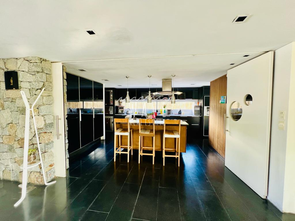 Casa ID.3971 - Venta de casa en Barrio Privado 400 m2 construidos. 