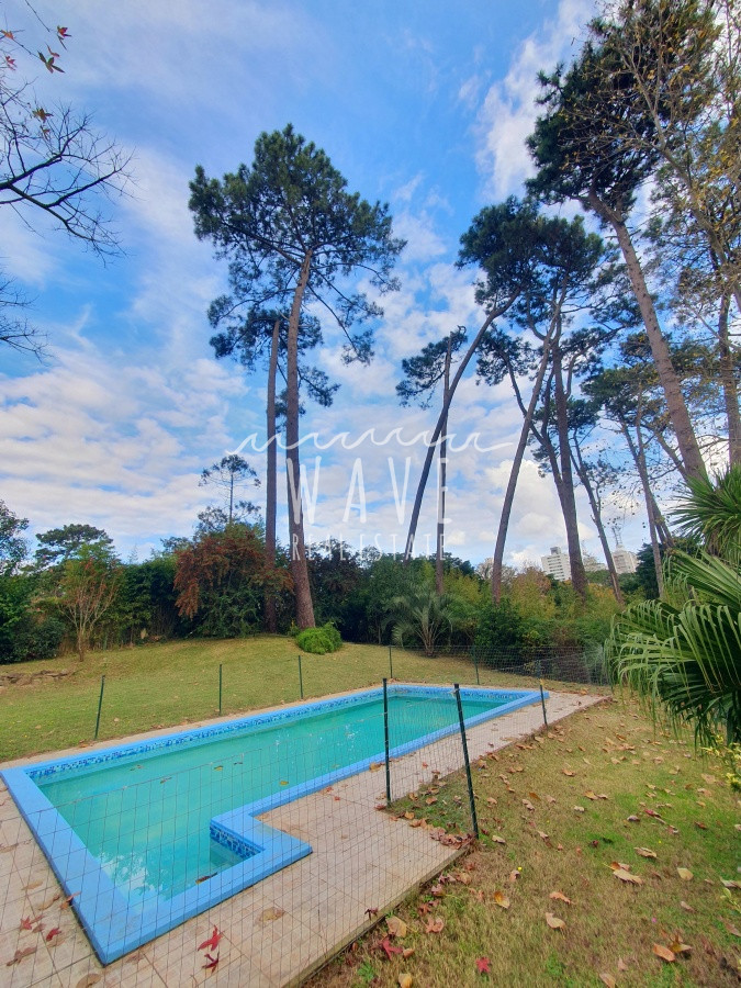 Casa ID.1222 - Venta de casa de 3 dormitorios y servicio en barrio Cantegril, Punta del Este.