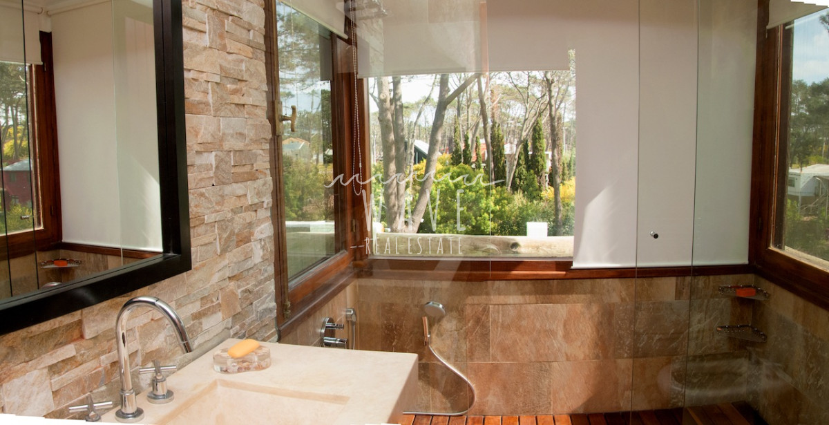 Casa ID.1218 - Alquiler Temporal de Moderna y Confortable casa de 5 dormitorios a pasos del Mar en La Barra, Punta del Este.