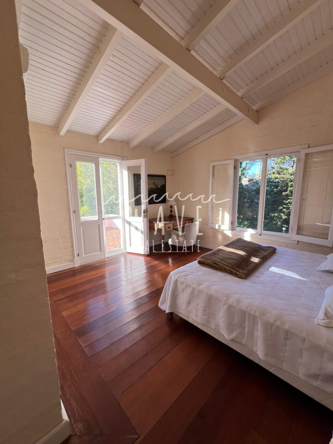 Casa ID.4376 - Alquiler de Verano, Casa con 5 dormitorios en Rincón del indio con piscina 4 mil mts de jardín 