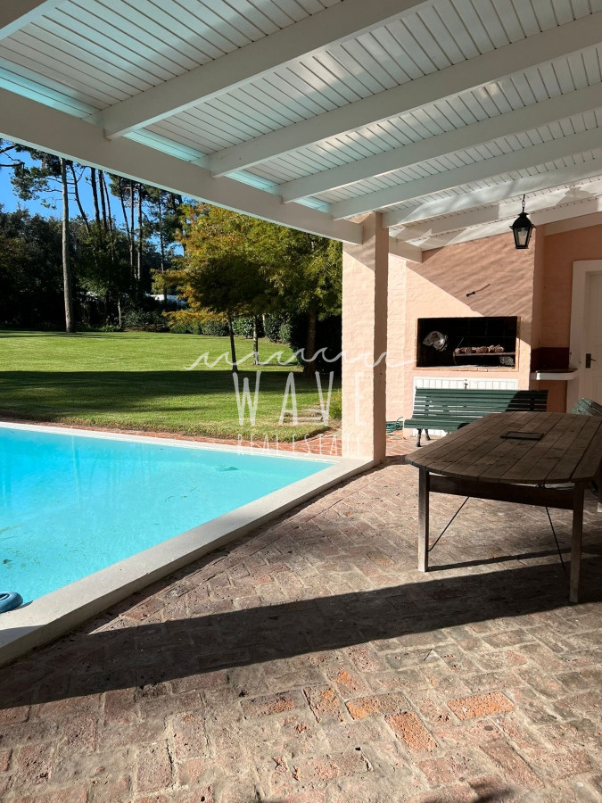 Casa ID.4376 - Alquiler de Verano, Casa con 5 dormitorios en Rincón del indio con piscina 4 mil mts de jardín 