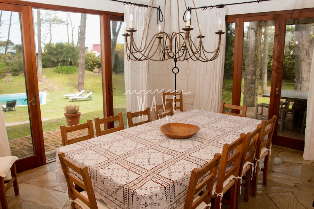 Casa ID.1218 - Alquiler Temporal de Moderna y Confortable casa de 5 dormitorios a pasos del Mar en La Barra, Punta del Este.