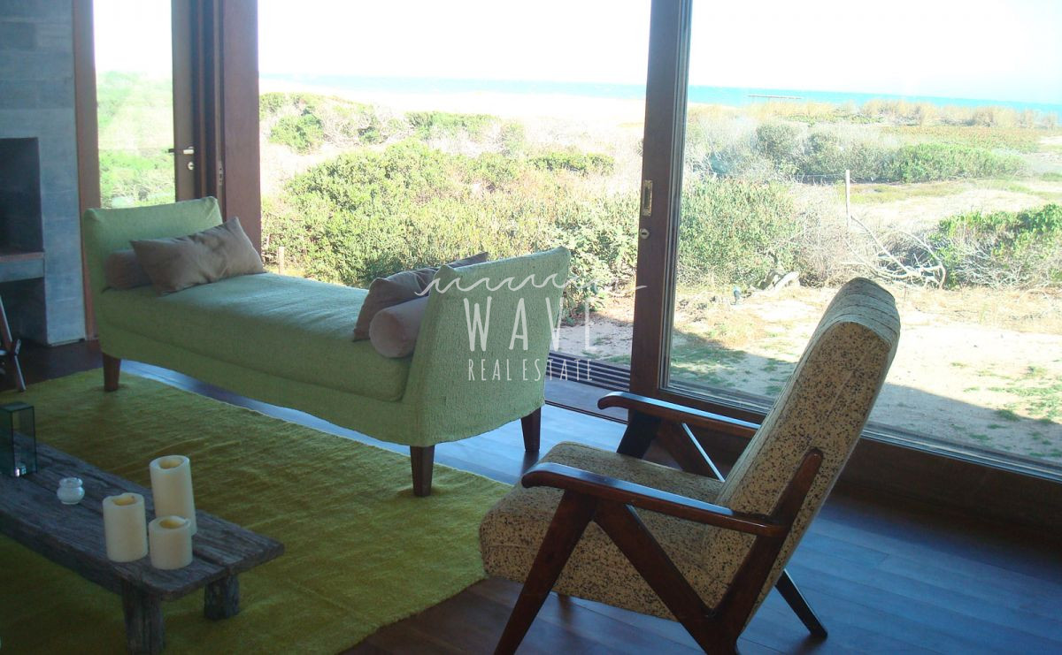 Casa ID.1329 - MODERNA DE LINEAS RECTAS SOBRE EL MAR 