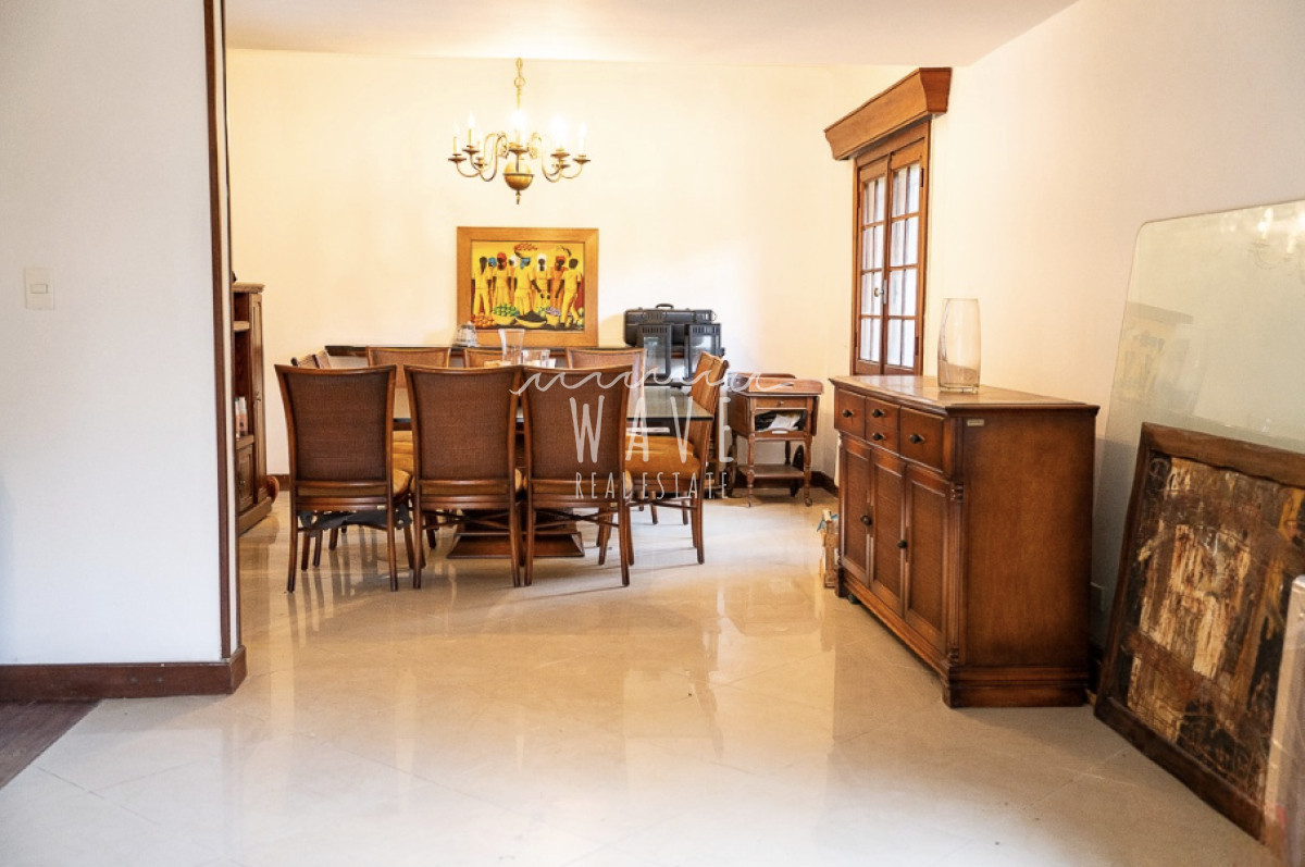 Casa ID.4921 - Venta de Casa, con 5 dormitorios + 2 en casa de servicio en Playa Mansa, a metros del mar
