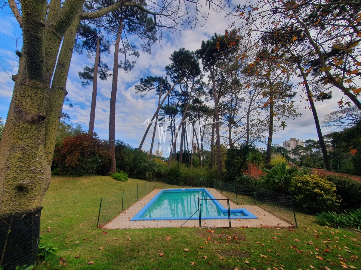 Casa ID.1222 - Venta de casa de 3 dormitorios y servicio en barrio Cantegril, Punta del Este.