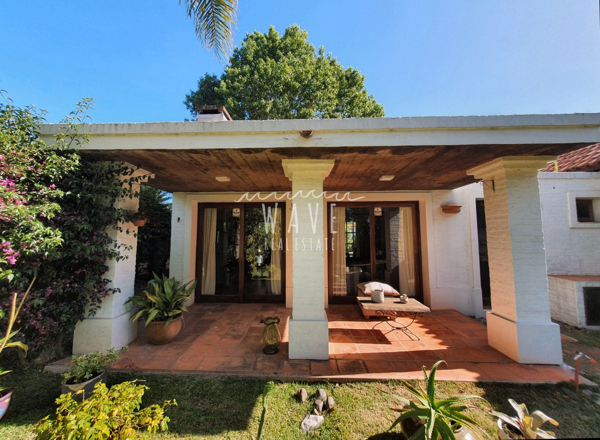 Casa ID.1489 - Venta de Casa de 3 dormitorios en Jardines de Córdoba, Punta del Este.