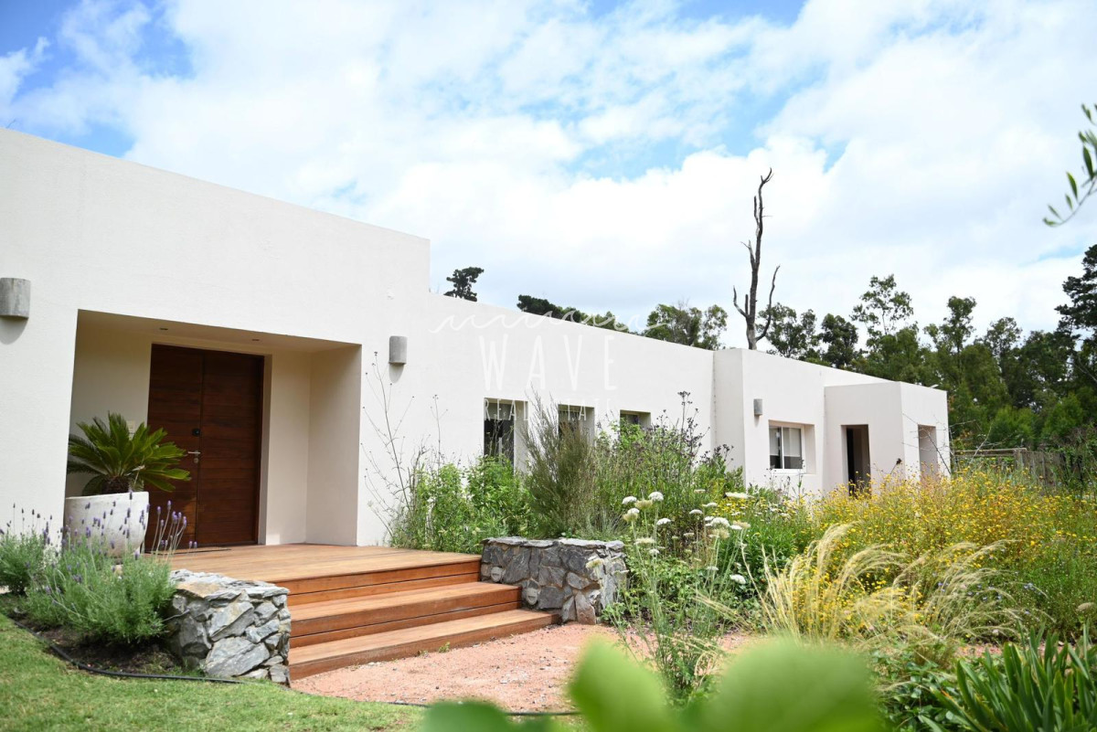 Casa ID.4664 - La Barra, a 5 minutos de todo, en entorno de chacras, 4 dormitorios, piscina, gran jardín.