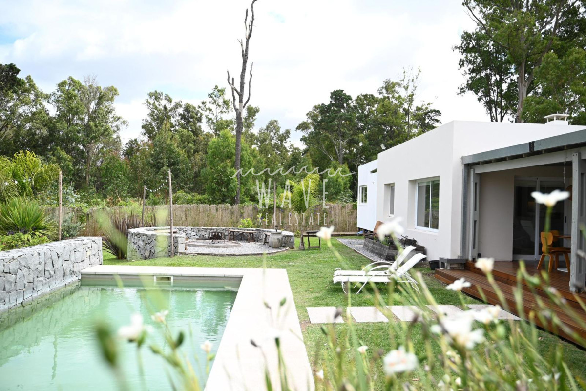 Casa ID.4664 - La Barra, a 5 minutos de todo, en entorno de chacras, 4 dormitorios, piscina, gran jardín.