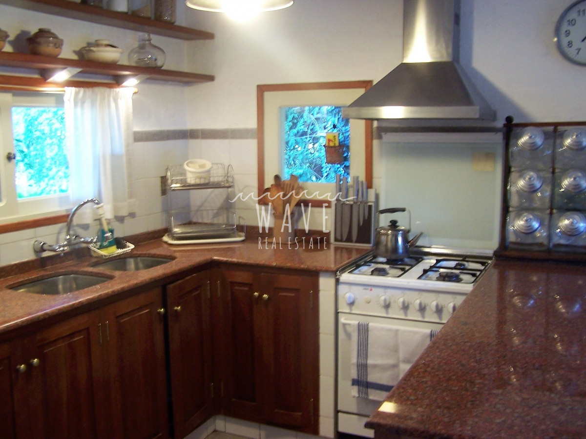 Casa ID.885 - VENTA DE CASA DE 4 DORMITORIOS CON PISCINA EN LA BARRA, PUNTA DEL ESTE.