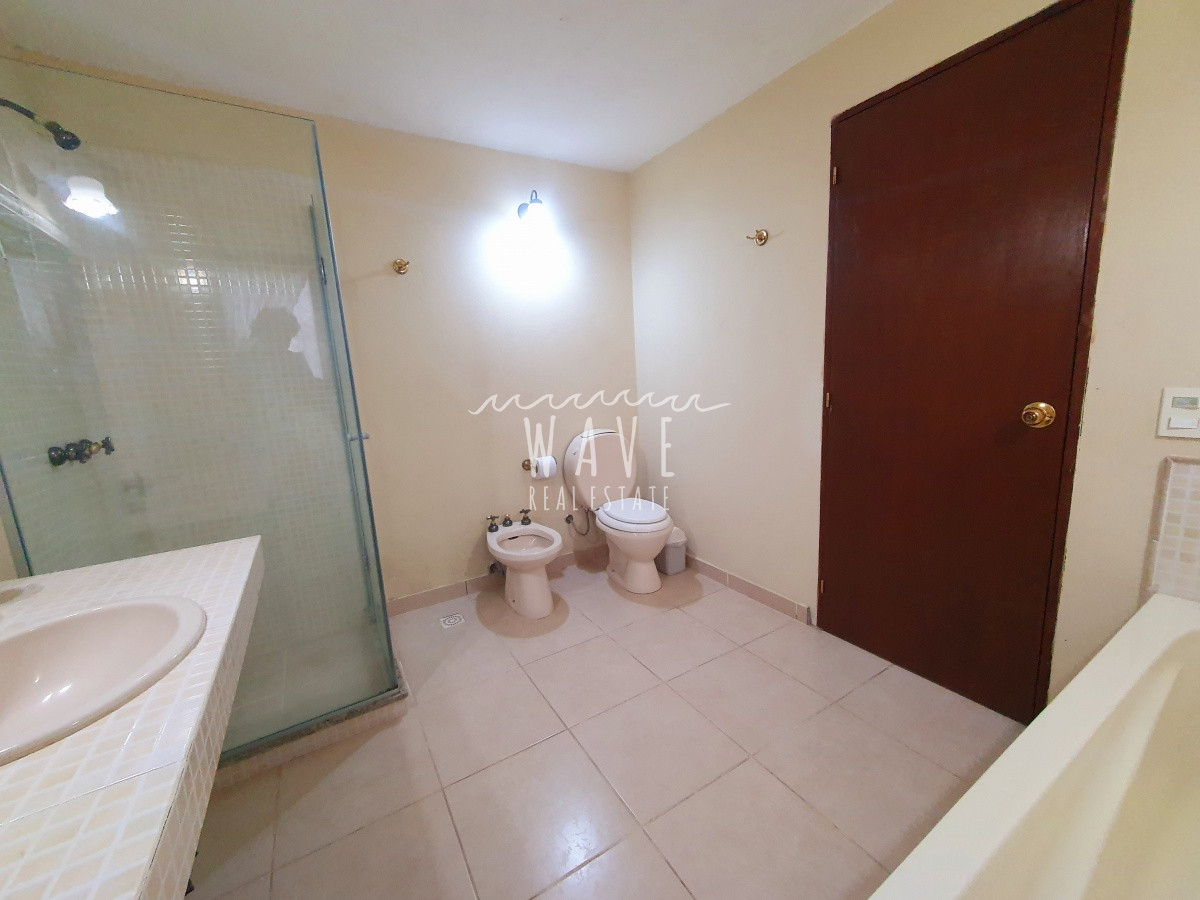 Casa ID.1222 - Venta de casa de 3 dormitorios y servicio en barrio Cantegril, Punta del Este.