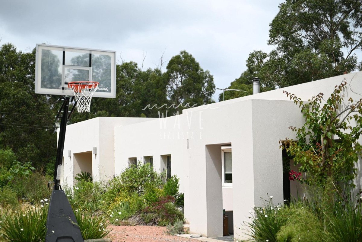 Casa ID.4664 - La Barra, a 5 minutos de todo, en entorno de chacras, 4 dormitorios, piscina, gran jardín.