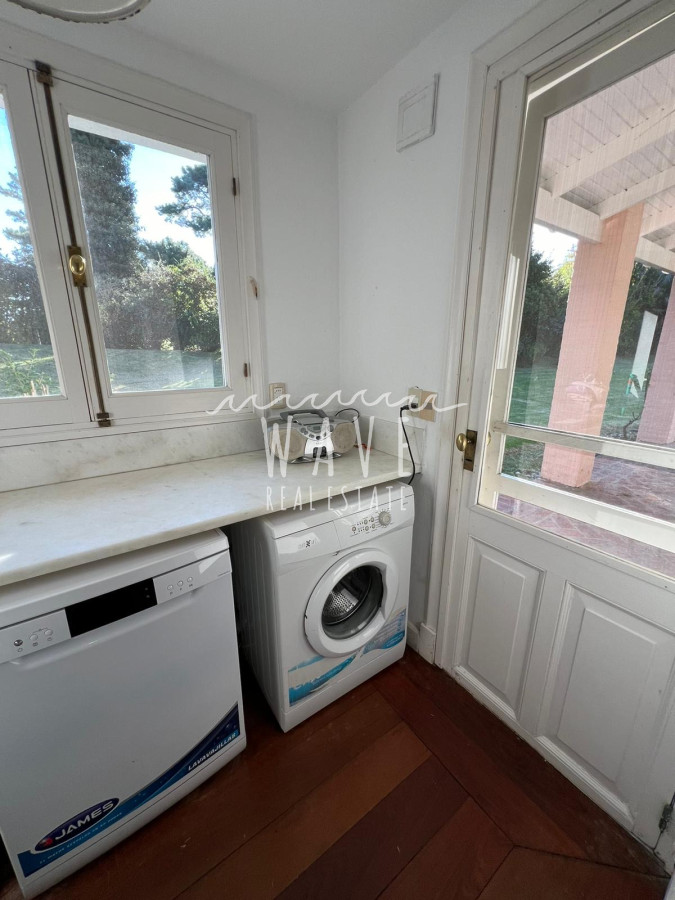 Casa ID.4376 - Alquiler de Verano, Casa con 5 dormitorios en Rincón del indio con piscina 4 mil mts de jardín 