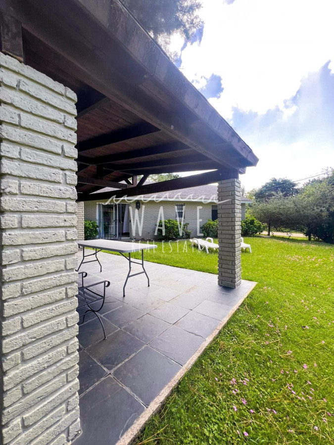 Casa ID.1596 - OPORTUNIDAD CASA EN VENTA Rincón del Indio, casa esquina, 3 dormitorios, 2 baños. 
