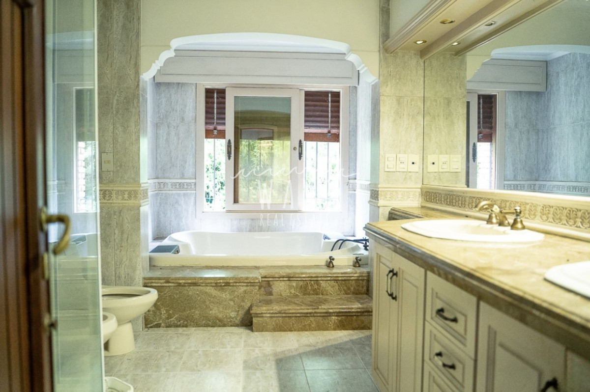 Casa ID.4921 - Venta de Casa, con 5 dormitorios + 2 en casa de servicio en Playa Mansa, a metros del mar