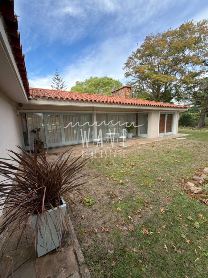 Casa ID.5473 - Venta de casa de 5 dormitorios en El Golf, Punta del Este