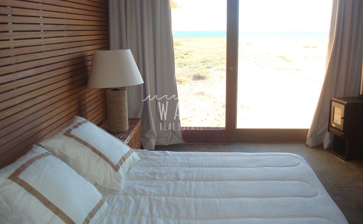 Casa ID.1329 - MODERNA DE LINEAS RECTAS SOBRE EL MAR 