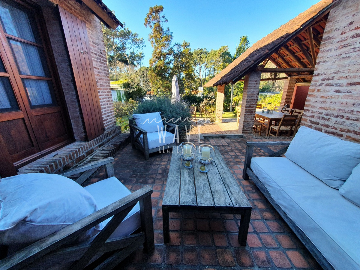 Casa ID.11 - Casa de 2 dormitorios + oficina + dormitorio de servicio a 150 mts del Mar en Playa Brava