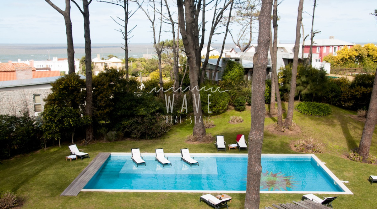 Casa ID.1218 - Alquiler Temporal de Moderna y Confortable casa de 5 dormitorios a pasos del Mar en La Barra, Punta del Este.