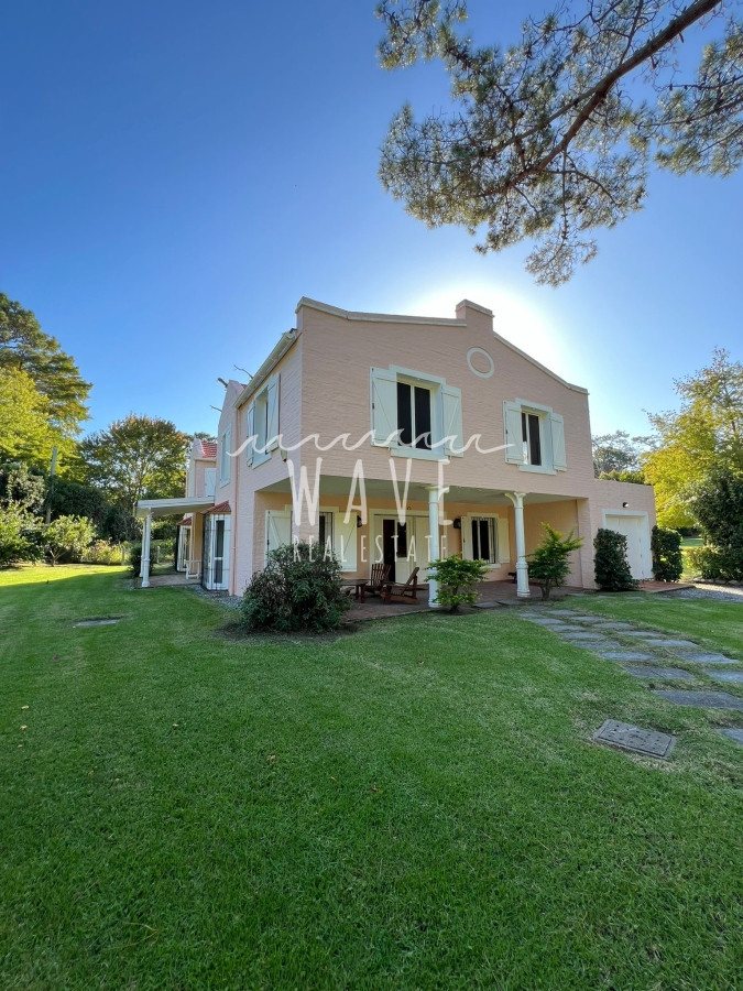 Casa ID.4376 - Alquiler de Verano, Casa con 5 dormitorios en Rincón del indio con piscina 4 mil mts de jardín 