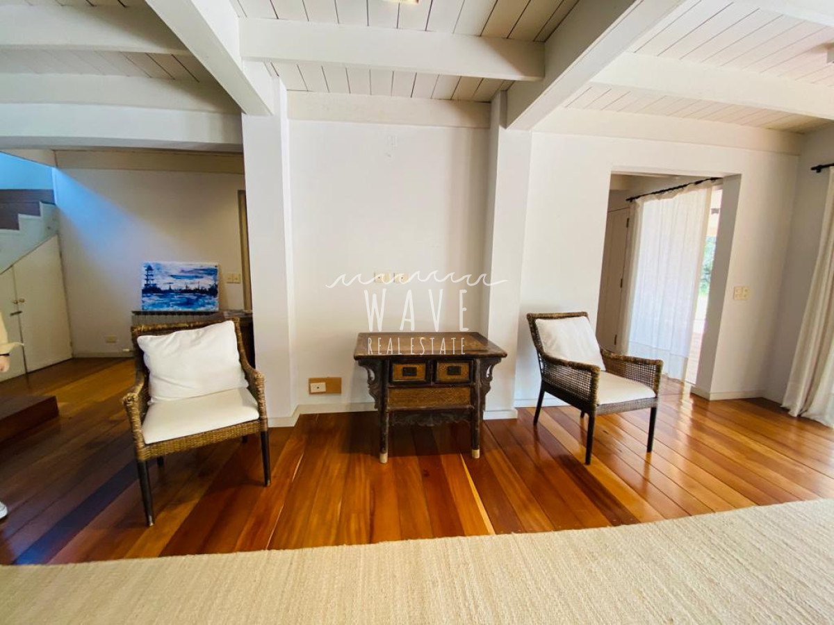 Casa ID.1688 - Venta de Espectacular Casa en Venta San Rafael casi Golf 3 suites más dependencia y piscina