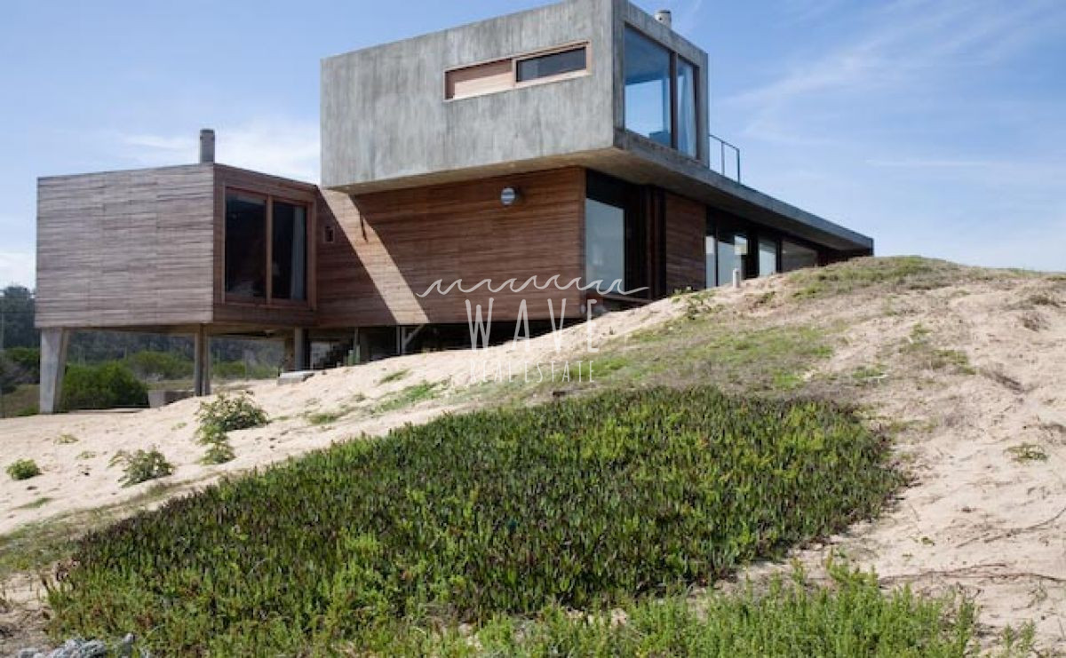 Casa ID.1329 - MODERNA DE LINEAS RECTAS SOBRE EL MAR 