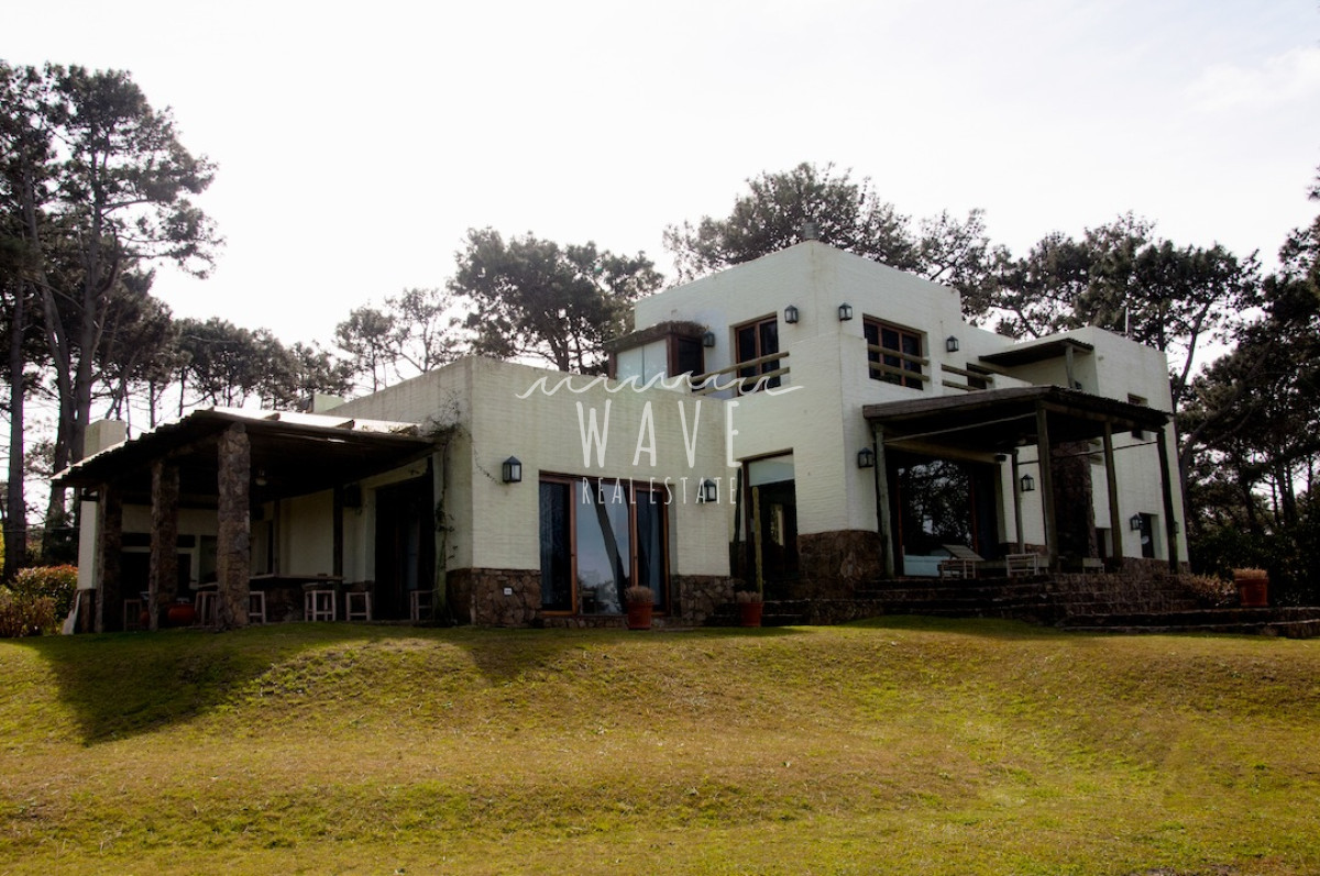 Casa ID.1218 - Alquiler Temporal de Moderna y Confortable casa de 5 dormitorios a pasos del Mar en La Barra, Punta del Este.