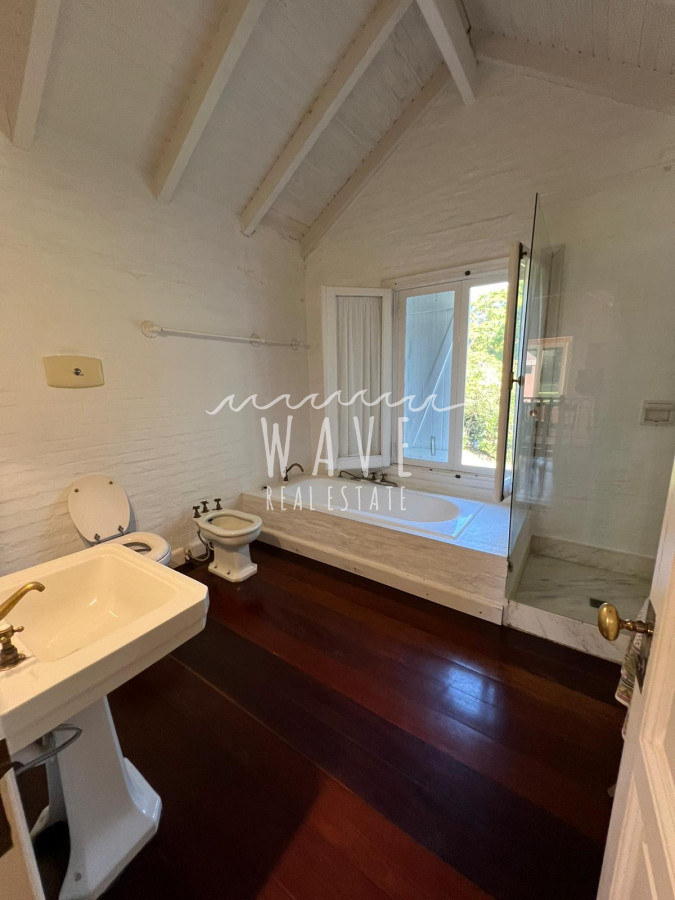 Casa ID.4376 - Alquiler de Verano, Casa con 5 dormitorios en Rincón del indio con piscina 4 mil mts de jardín 