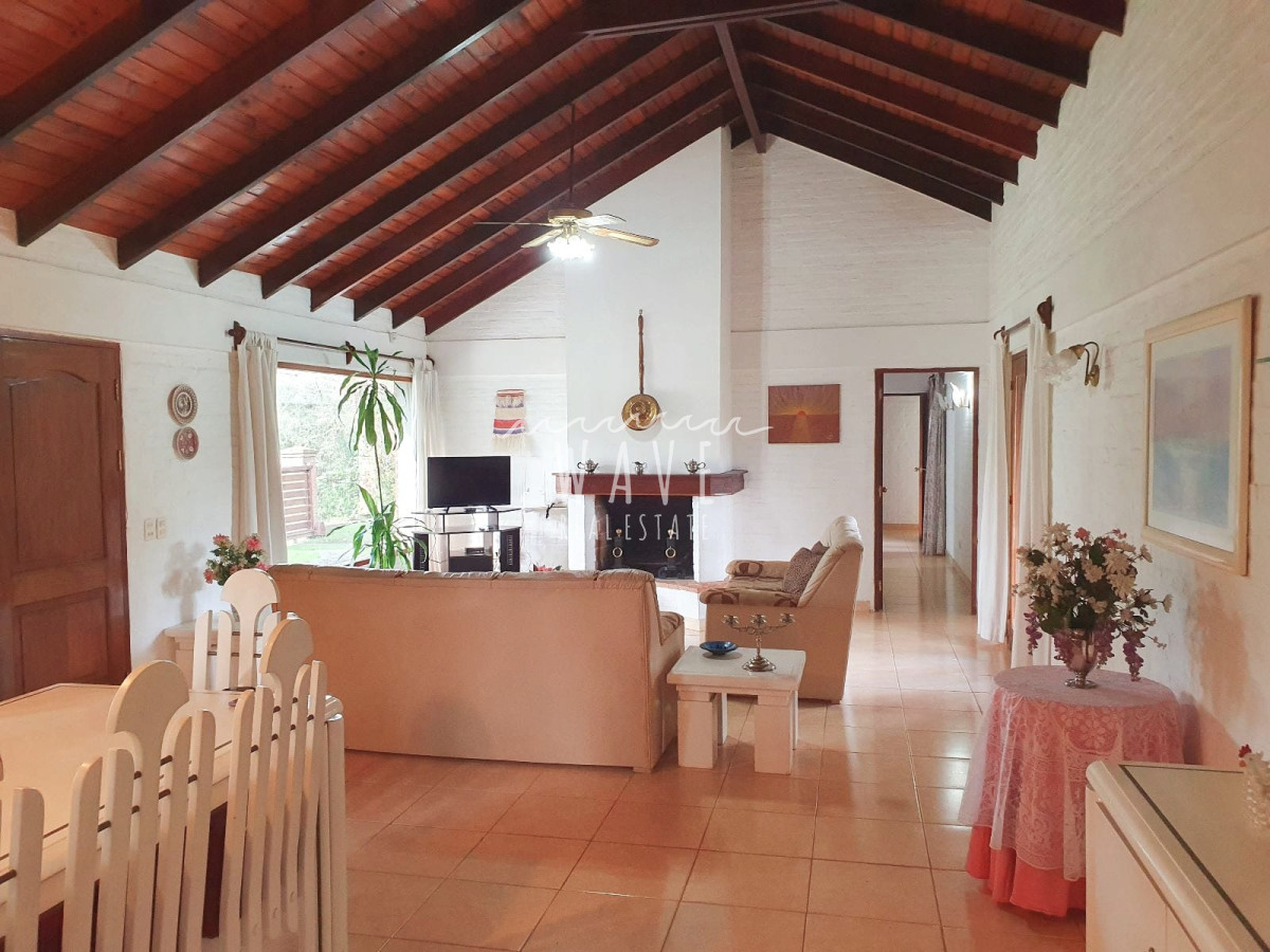 Casa ID.1222 - Venta de casa de 3 dormitorios y servicio en barrio Cantegril, Punta del Este.
