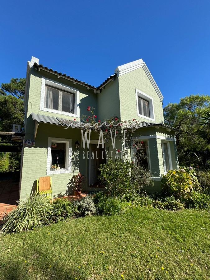Casa ID.4208 - LA BARRA, ALQUILER ANUAL Disponible.Casa de 4 dormitorios y 2 baños, parrillero techado, jardín cerrado. 