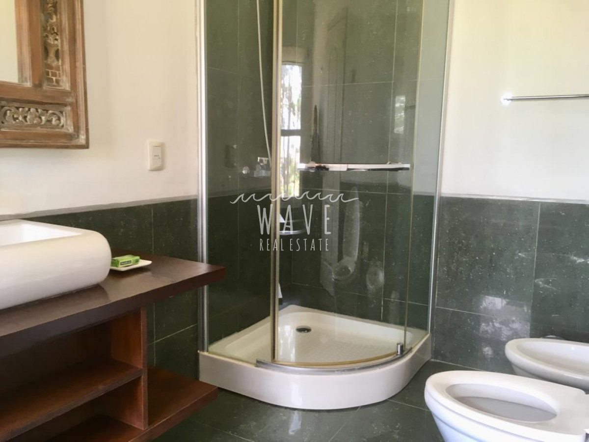 Casa ID.991 - Manantiales, Laguna Blanca, 5 dormitorios y dependencia.