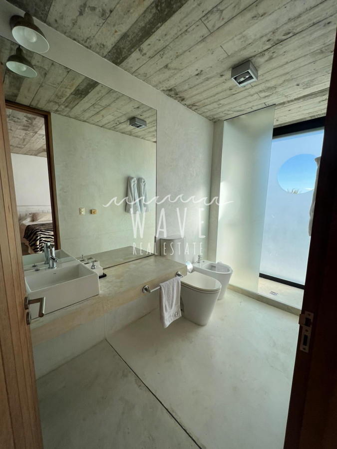 Casa ID.3946 - Casa en alquiler con 3 suites y casa de huespedes frente al mar, en El Chorro. 