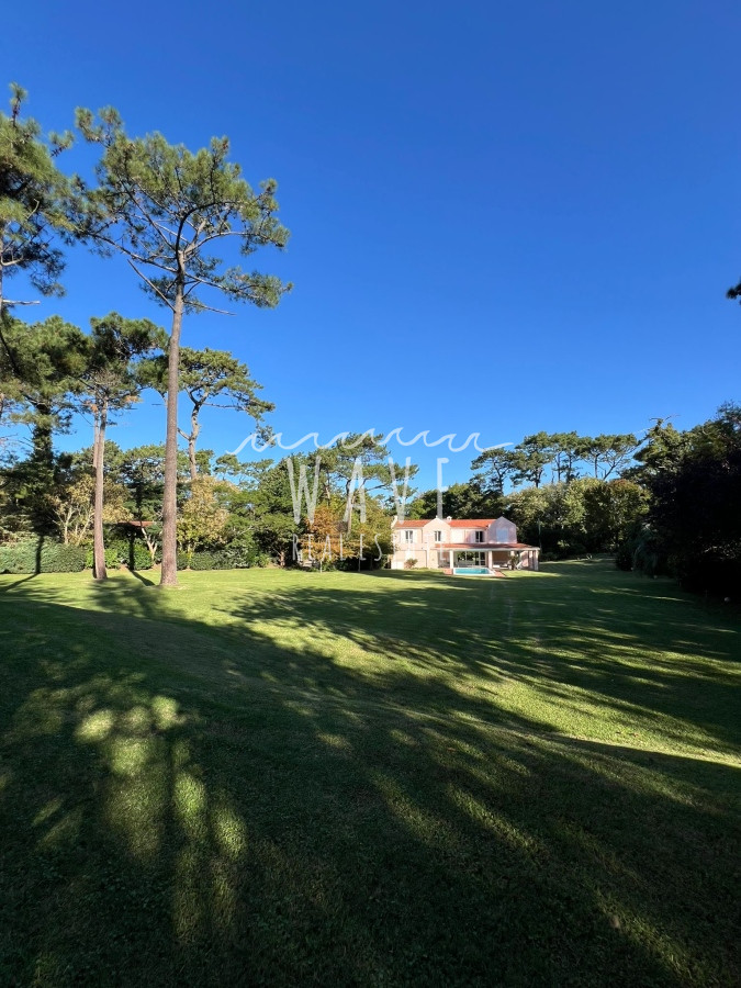 Casa ID.4376 - Alquiler de Verano, Casa con 5 dormitorios en Rincón del indio con piscina 4 mil mts de jardín 