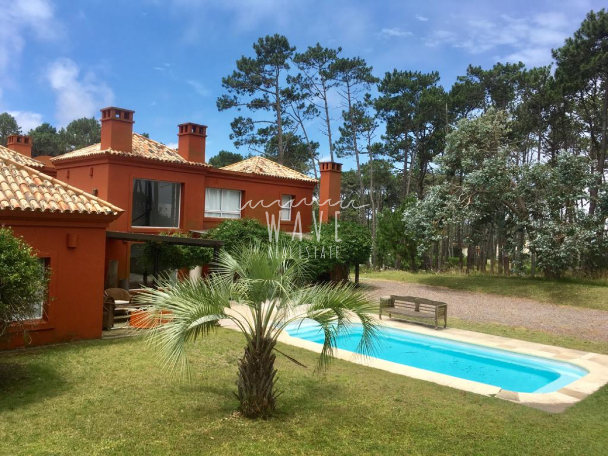 Casa ID.991 - Manantiales, Laguna Blanca, 5 dormitorios y dependencia.