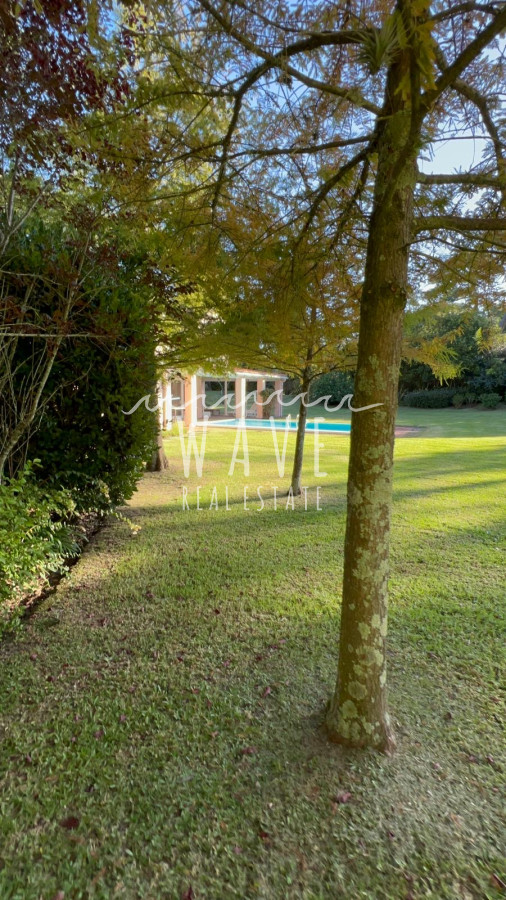 Casa ID.4376 - Alquiler de Verano, Casa con 5 dormitorios en Rincón del indio con piscina 4 mil mts de jardín 