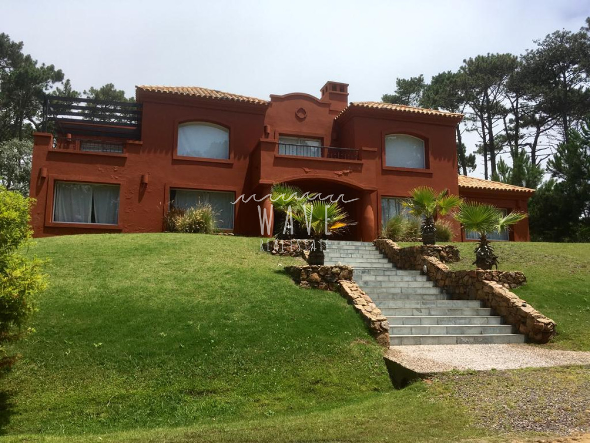 Casa ID.991 - Manantiales, Laguna Blanca, 5 dormitorios y dependencia.