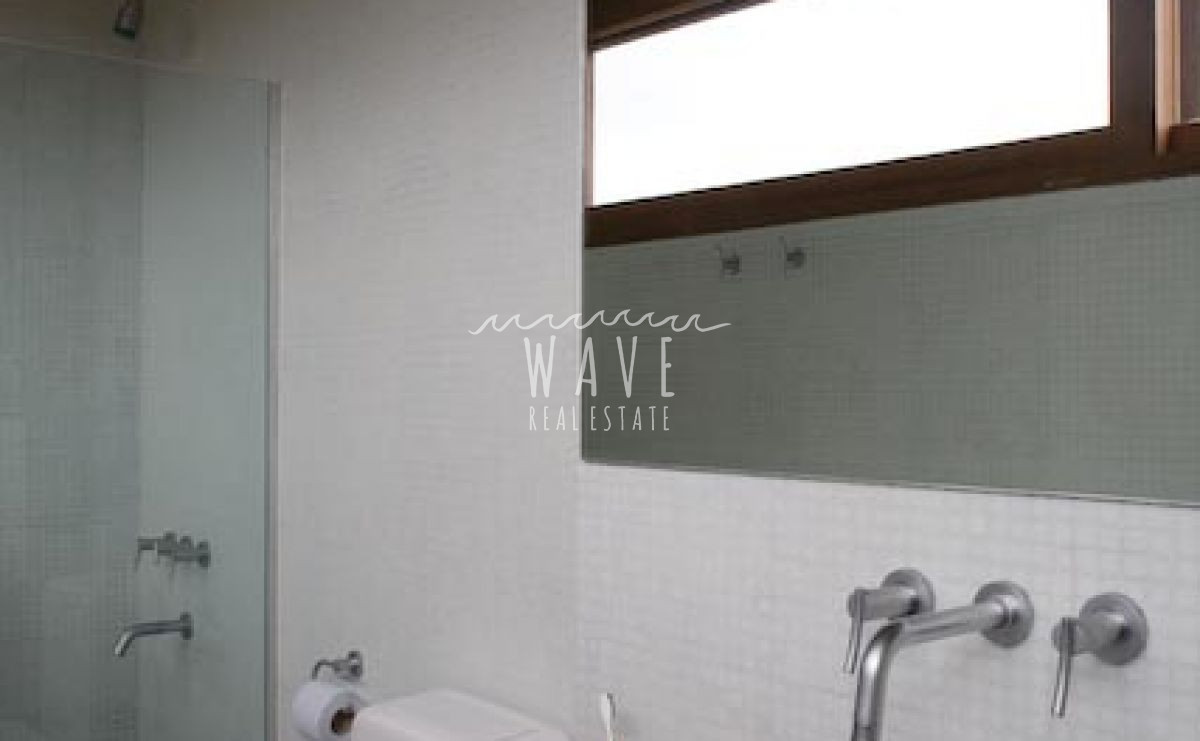 Casa ID.1329 - MODERNA DE LINEAS RECTAS SOBRE EL MAR 