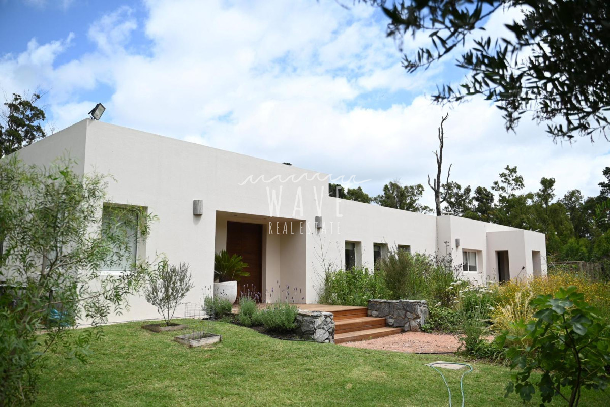 Casa ID.4664 - La Barra, a 5 minutos de todo, en entorno de chacras, 4 dormitorios, piscina, gran jardín.