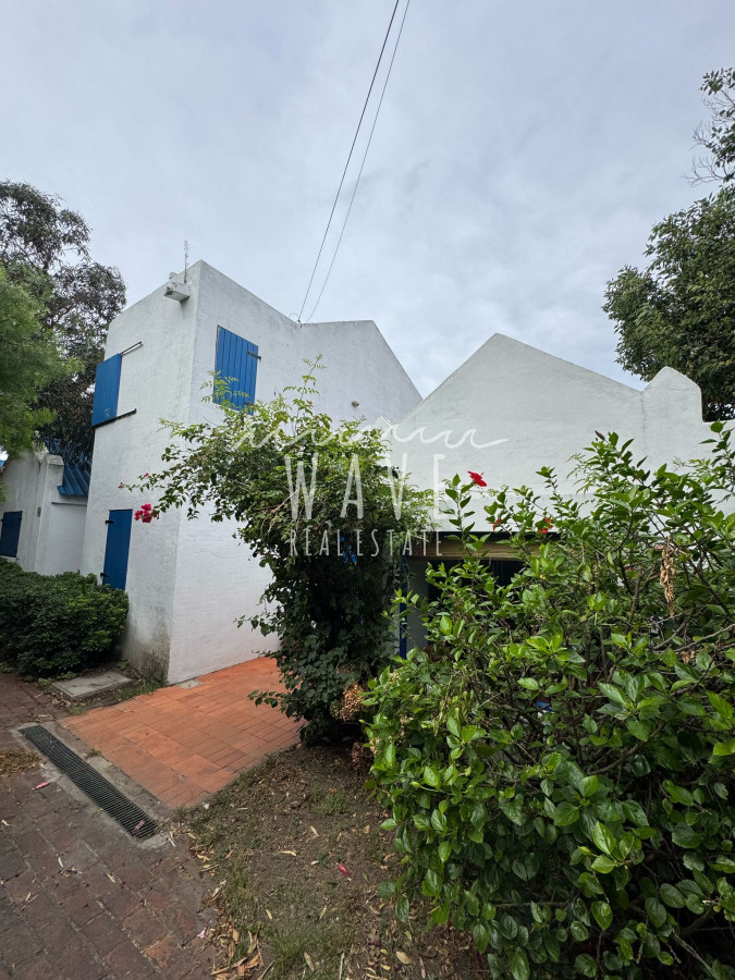 Casa ID.4822 - Venta de casa sobre Ruta 10, La Barra, con 3 dormitorios y 1000 metros de terreno