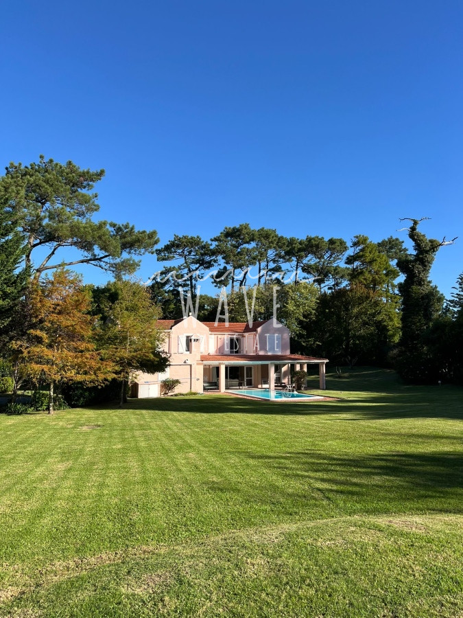 Casa ID.4376 - Alquiler de Verano, Casa con 5 dormitorios en Rincón del indio con piscina 4 mil mts de jardín 