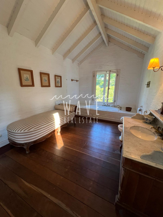 Casa ID.4376 - Alquiler de Verano, Casa con 5 dormitorios en Rincón del indio con piscina 4 mil mts de jardín 