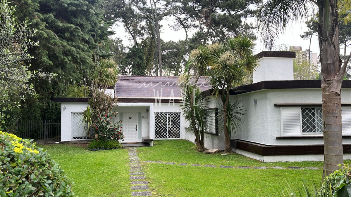 Casa ID.4536 - Venta espectacular casa 4 dormitorios, Cantegril , Punta del Este 