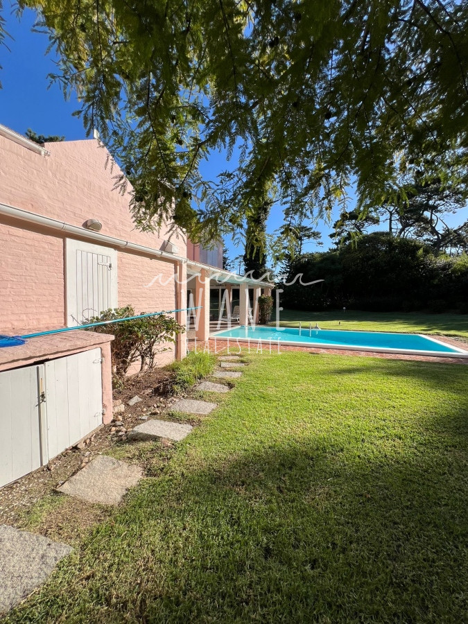 Casa ID.4376 - Alquiler de Verano, Casa con 5 dormitorios en Rincón del indio con piscina 4 mil mts de jardín 