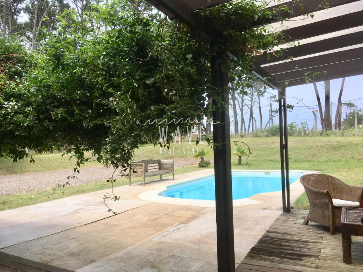 Casa ID.991 - Manantiales, Laguna Blanca, 5 dormitorios y dependencia.