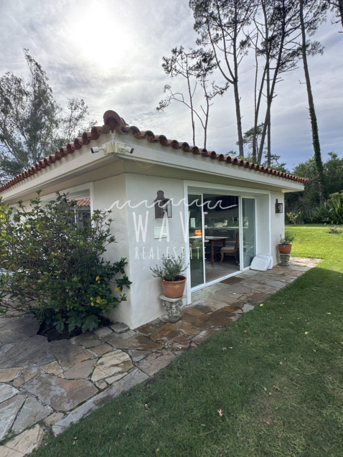 Casa ID.5473 - Venta de casa de 5 dormitorios en El Golf, Punta del Este