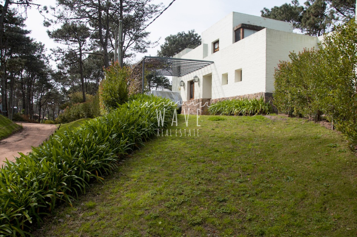 Casa ID.1218 - Alquiler Temporal de Moderna y Confortable casa de 5 dormitorios a pasos del Mar en La Barra, Punta del Este.
