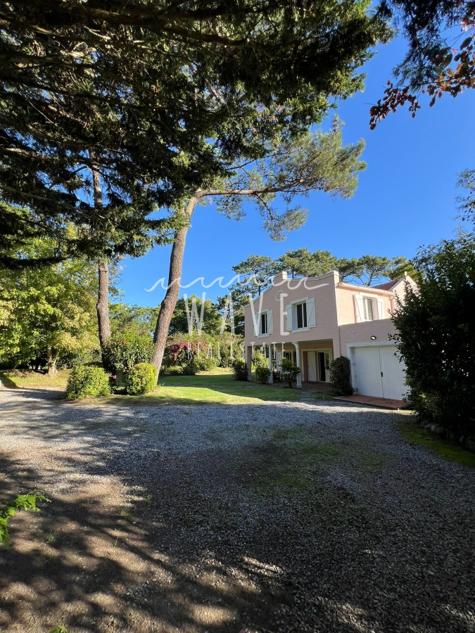 Casa ID.4376 - Alquiler de Verano, Casa con 5 dormitorios en Rincón del indio con piscina 4 mil mts de jardín 