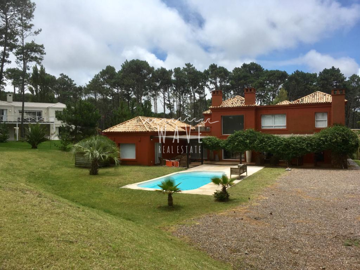 Casa ID.991 - Manantiales, Laguna Blanca, 5 dormitorios y dependencia.