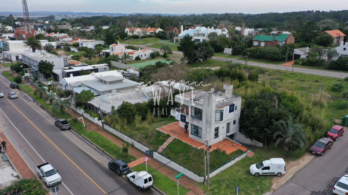 Casa ID.4246 - ATENCIÓN INVERSORES NUEVO VALOR : USD 500.000! ESQUINA COMERCIAL EN VENTA FRENTE A SHOPPING OH LA BARRA