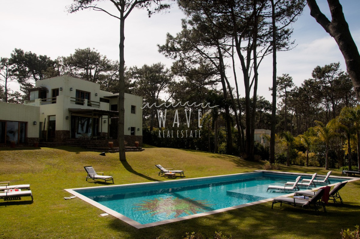 Casa ID.1218 - Alquiler Temporal de Moderna y Confortable casa de 5 dormitorios a pasos del Mar en La Barra, Punta del Este.